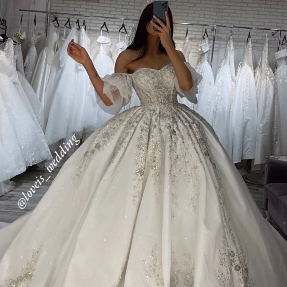NEVER WORN wedding gown purchased from Russia!